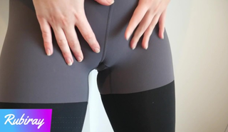 Парень после петтинга кончил брюнетке в лосины