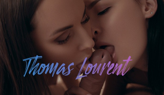 Две брюнетки нежно отсасывают от первого лица