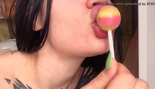 Татуированная девушка трахает киску чупа-чупсом