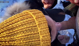 Брюнетка делает любительский минет в публичном месте