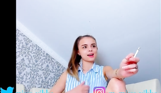 Русская покурила и насладилась секс машиной