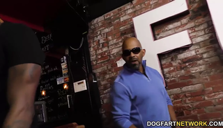 Много негров трахнули в баре одну блондинку