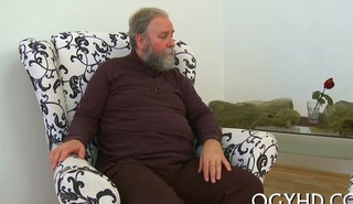 Дед оттопырил юную соску, пока её парень ушел из дома