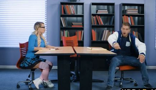 Очкастая зубрилка совратила крутого перца