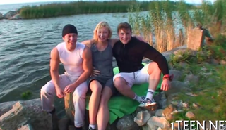 Два русских качка трахнули белокурую шлюху