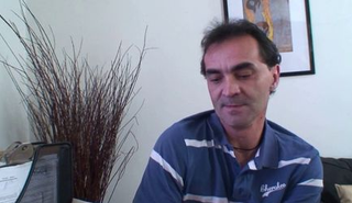 Мужик с пацанчиком трахают старую бабульку