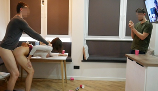 Выебал худую брюнетку раком у стола