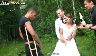 Пьяная свадьба в лесу: жених и гости выебали невесту