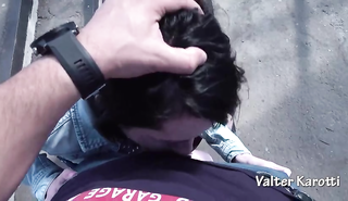 Брюнетка дала мужику в жопу в машине после пикапа