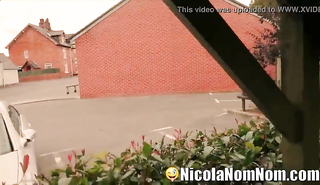 Зрелая женщина позирует в нижнем белье на улице