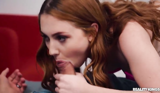 Сучка разрешила мужу ебать подругу и тоже дала ему