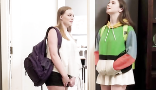 Телка лизала киску студентки в классе