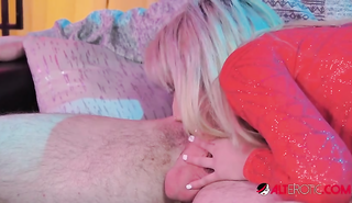 Телки с татуировками ебутся в групповухе с двумя мужиками