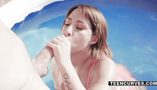 Сучка сосала хер мужика под водой и трахалась в пизду