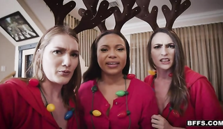 Телки втроем садятся пиздой на лицо парня и ебутся в групповухе