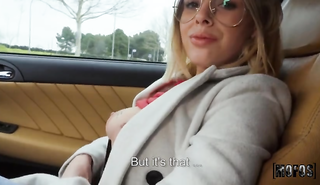 Покатал блондинку на машине и трахнул ее в киску