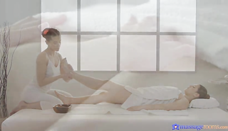 Эротический массаж красивые брюнетки превратили в секс