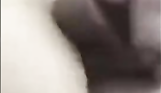 Брюнетка трахает себя в шикарную жопу на вебкамеру