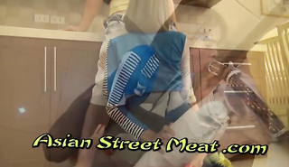 Очень худая азиатка трахается в наручниках