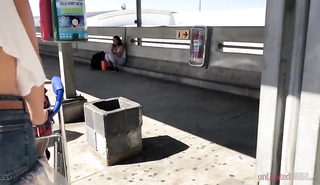 Парень уговорил девушку устроить фотосессию в аэропорту