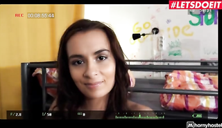 Студентка проходит первый кастинг в старом хостеле