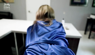 Приклеилась к столу и была выебана сыном