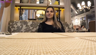 Во время прогулки блондинка наслаждается игрушкой в пизде