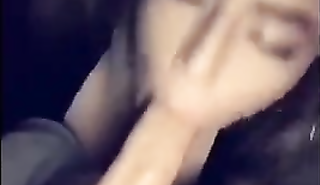 Молодуха отсасывает стоячий фаллос