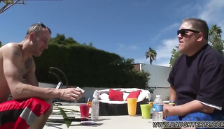 Чувак дал пососать хуй дочери своего друга