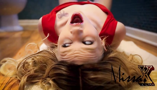 Беременная блондинка в красном платье