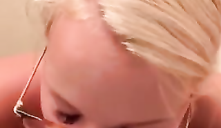 Грудастая блондинка снимает на телефон мастурбацию с дилдо
