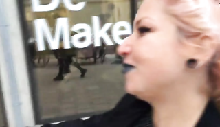 Блонда со спермой на лице гуляет по городу