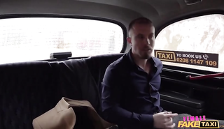Мужик ебет татуированную водительницу фейк-такси