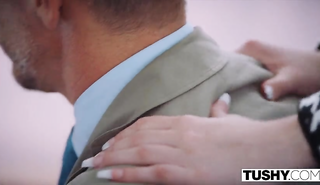 В офисе босс отодрал в жопу очаровательную блондинку