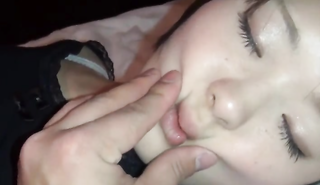 Брат трахнул спящую корейку в волосатую пилотку