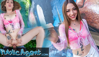 Колумбийская шлюха с татуировками ебётся на улице