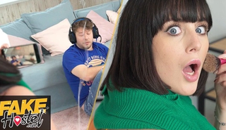 Шлюха из общежития сквиртует в лицо перед анальным кремпаем