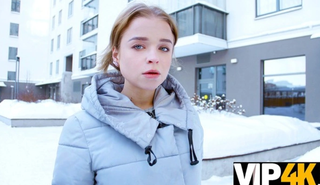 Девушка делает отсос в машине и трахается с коллектором