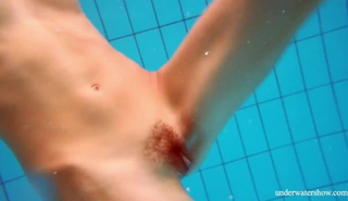 Рыжая красотка мастурбирует под водой