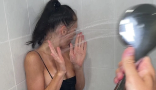 Соседку по комнате трахнули после вечеринки в холодном душе