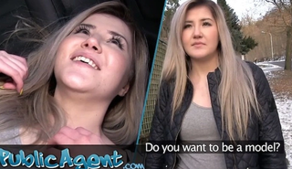 Блондинка-подросток вступает в страстный секс на улице, становясь сладко возбужденной