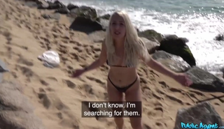 Блондинка в бикини рискует и занимается сексом на публичном пляже