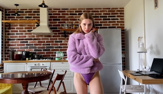 Сперма на милое лицо горячей сучки в фиолетовой шубе